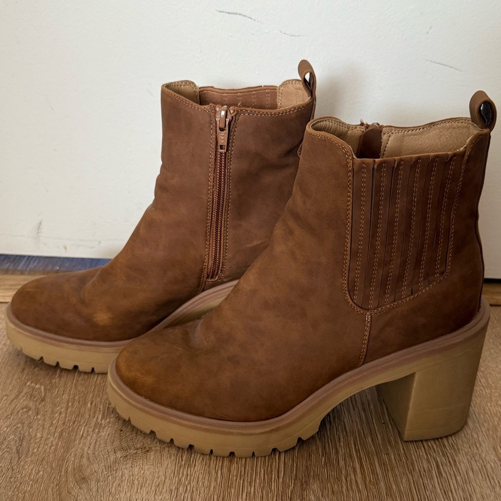 🤎 Tan Faux Suede Ankle Booties – Block Heel, Style: Jade. Size 8.5.